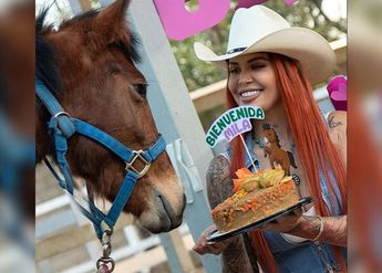 Elena Larrea junto con la potranca Mila en su bienvenida a Cuacolandia | Instagram Cuacolandia