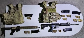 Armas largas, cargadores y equipo táctico decomisados a los detenidos. | Cortesía