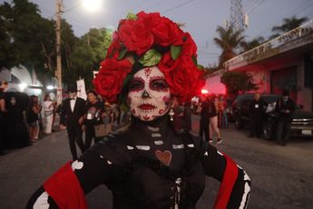 Las catrinas deslumbraron con impresionantes vestidos y un maquillaje espectacular. | Sebastián Cano
