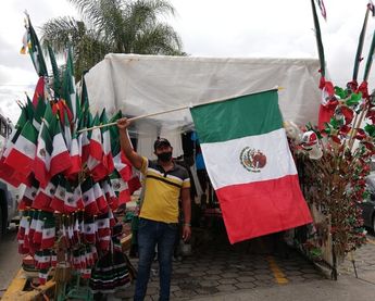 No repuntan ventas en artículos patrios; comerciantes confían en próximas horas 