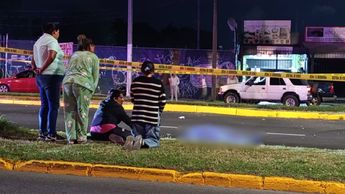 Algunos familiares y vecinos se hincaron frente al cuerpo para orar por la mujer que perdió la vida | Javier León