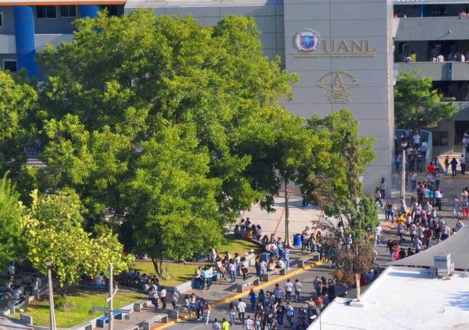 Pelean jóvenes mujeres en inmediaciones de la Prepa 2 de la UANL