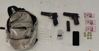 Armas y drogas decomisadas al detenido. | Cortesía