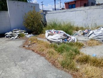 Basura en el patio de la escuela. | Cortesía