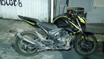Motocicleta en la que llegó el detenido. | Cortesía
