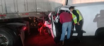Cuerpos de emergencia trabajaron para extraer al conductor prensado.