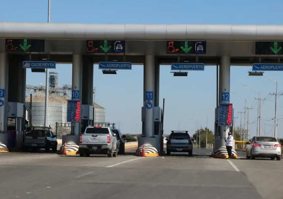 Habitualmente los automovilistan pagan 60 pesos cada vez que pasa por la caseta hacia el Aeropuerto. | Leonel Rocha