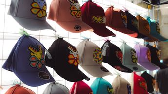 Los artesanos crean diseños tradicionales con chaquira en gorras | Andrés Lobato