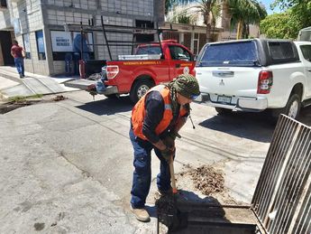 Limpieza de bocas de tormenta en Torreón