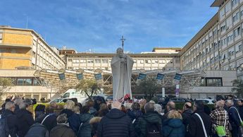 Peregrinos de una parroquia de Turín (norte) reza frente al hospital Gemelli de Roma / Especial