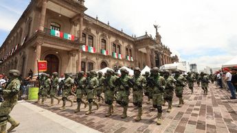 Samuel García pidió a la ciudadanía reconocer la valentía de policías y elementos del Ejército Mexicano durante el desfile. | Roberto Alanís