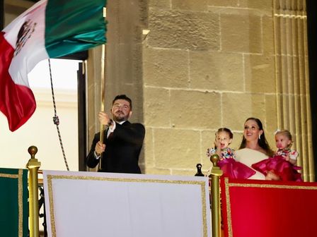 Por primera vez, Samuel García dio el tradicional Grito de Independencia desde el balcón del Palacio de Gobierno.