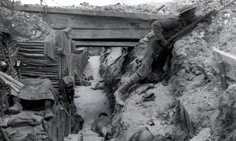 Soldados refugiándose en trincheras durante la Primera Guerra Mundial. / Cortesía.