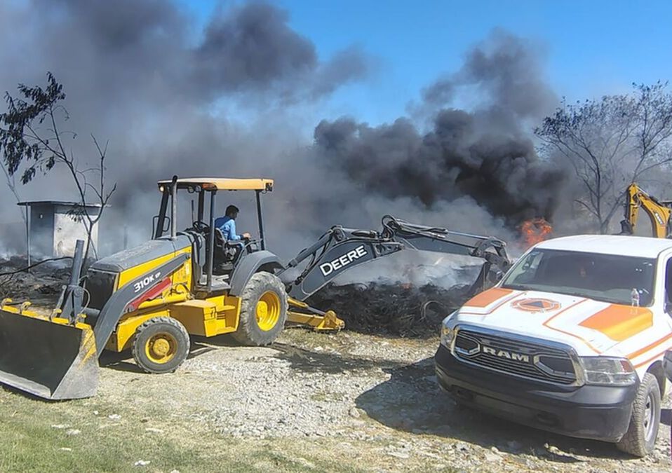 Incendio de llantas en Juárez, Nuevo León.| Agustín Martínez