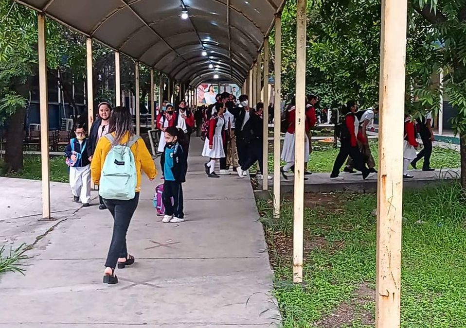 Regresan miles de estudiantes a las aulas en Nuevo León. | Fabricio Gallegos