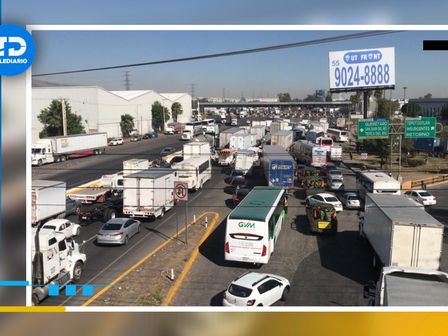 Vecinos de la colonia Fimesa de Tultitlán mantienen un bloqueo en la autopista México Querétaro | Carlos Zaid