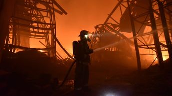 Miembro de Protección Civil y Bomberos de Jalisco durante el incendio | Protección Civil Jalisco