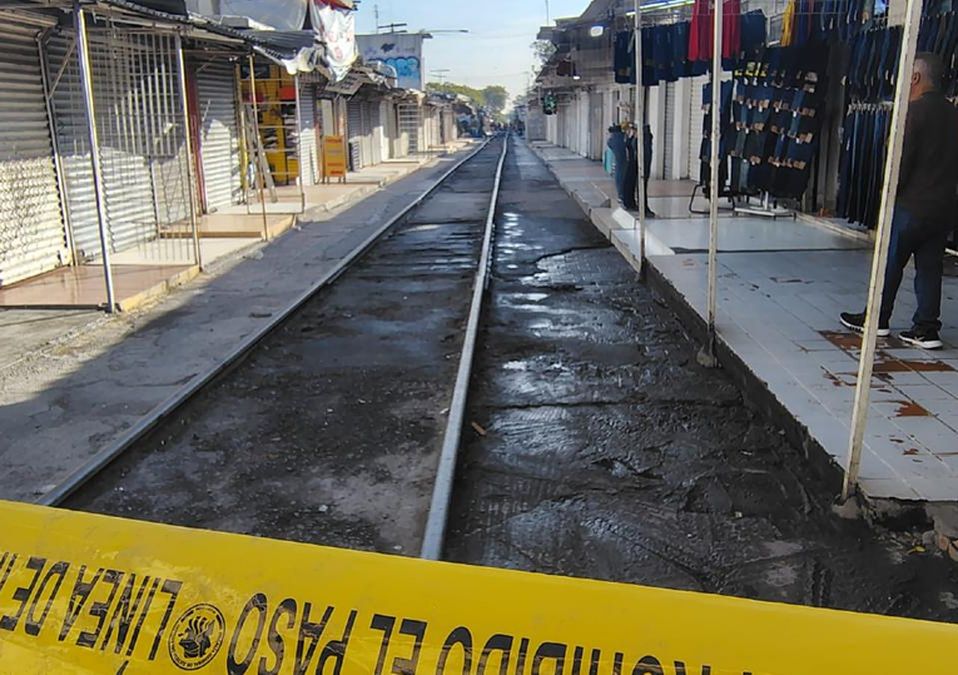 Peritos de la Fiscalía de Nuevo León revisan el interior y exterior del inmueble, en busca de indicios. | Agustín Martínez