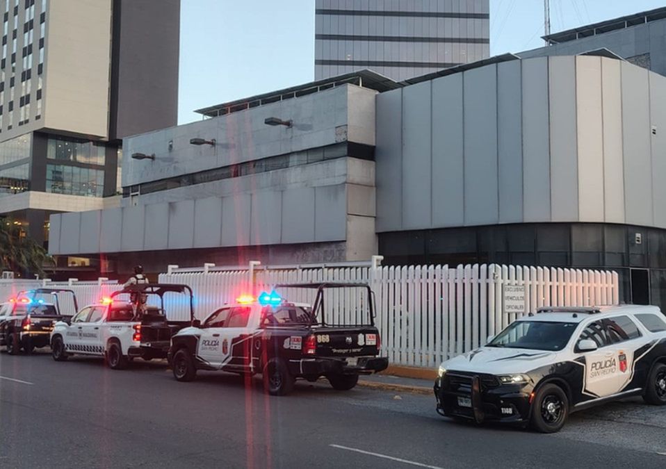 El edificio se encuentra custodiado por elementos federales y municipales | Israel Santacruz
