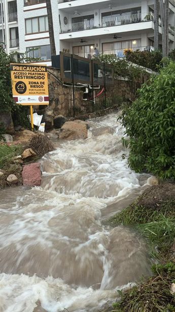 las personas tuvieron que ser evacuadas a través de un condominio. | Protección Civil de Puerto Vallarta