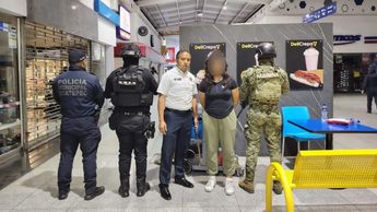 Kamila fue trasladada a Plaza Coacalco, donde permaneció en el área de comida para tener el celular con carga | Juan Camacho