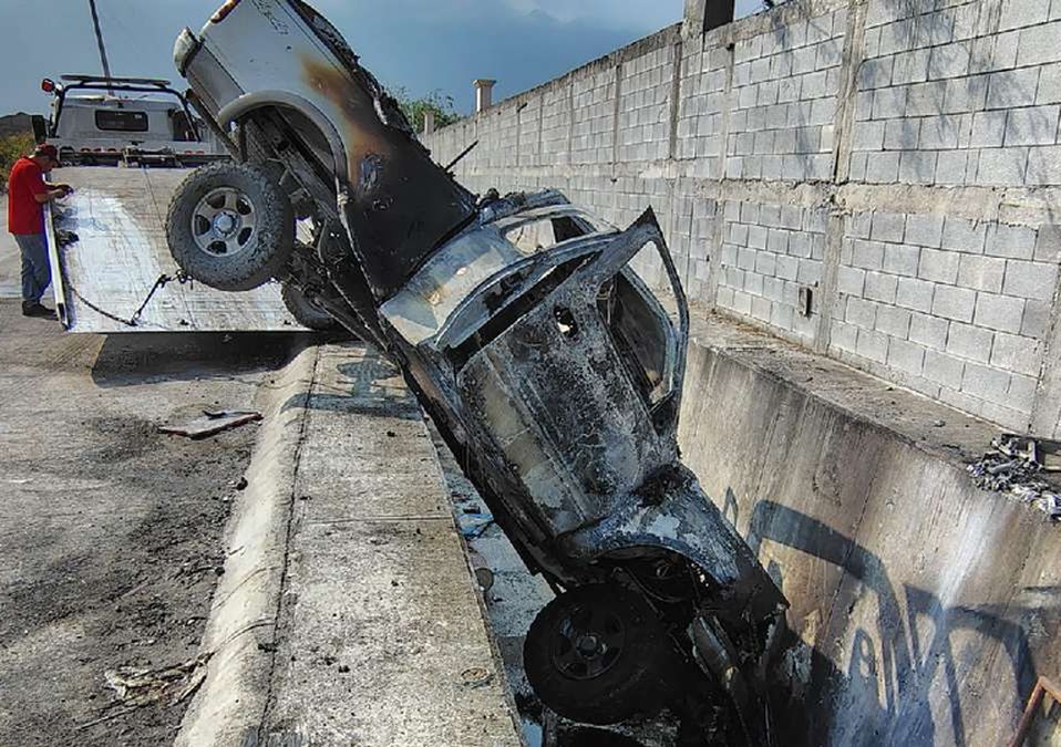 En el desagüe de casi tres metros de profundidad quedó la camioneta completamente destruida. | Agustín Martínez