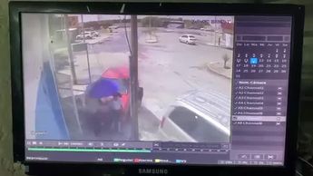 VIDEO | Captan impactante atropellamiento de abuela y nietas en la colonia La Cortina de Torreón