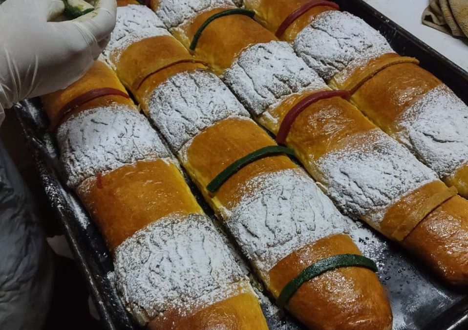 En Puebla elaboraron una rosca de Reyes Magos de 90 metros para repartirla entre estudiantes para crear convivencia entre ellos / Jaime Carrera.