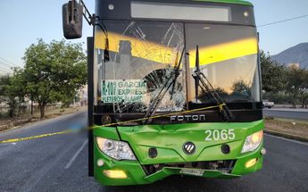 El camión de la ruta urbana 107 circulaba sobre los carriles centrales de la avenida Industriales del Poniente en Santa Catarina. | Agustín Martínez