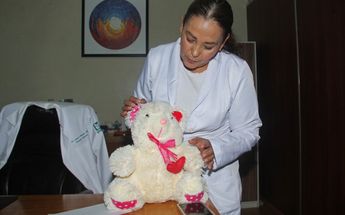 Santa Blanca Mora explica cómo con diferentes partes de peluches explican la importancia de la donación de órganos | Melanie Torres