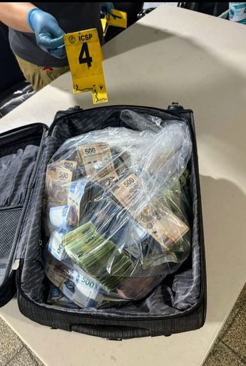 Un millón 851 mil 900 pesos fueron hallados dentro del domicilio durante el allanamiento en Apodaca. | Cortesía