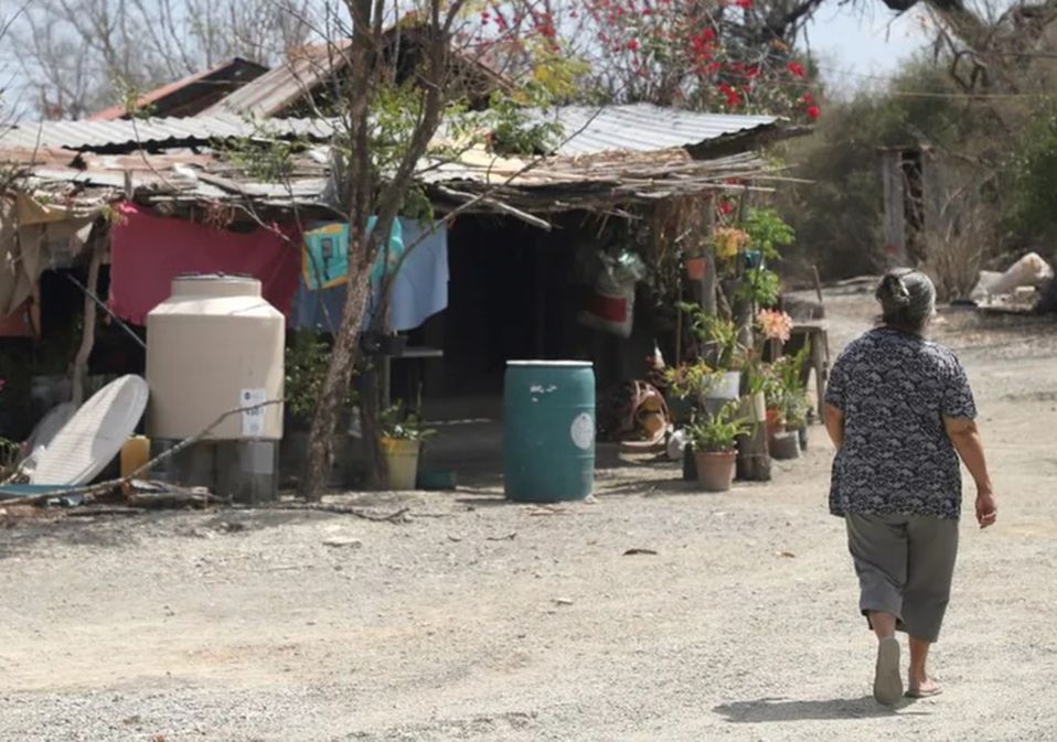 Aunque el agua del río San Fernando, contenida por la presa Libertad. | Luis Guerra