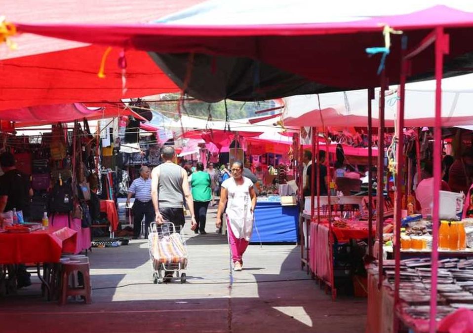 Fracasa reubicación de comerciantes ambulantes en el Centro de Monterrey. | Archivo