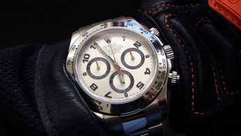 Mujer compra sofá usado por 25 dólares y encuentra un reloj Rolex en su interior