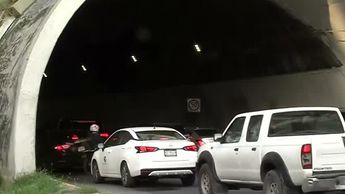 Caos vehicular en el túnel de La Loma Larga