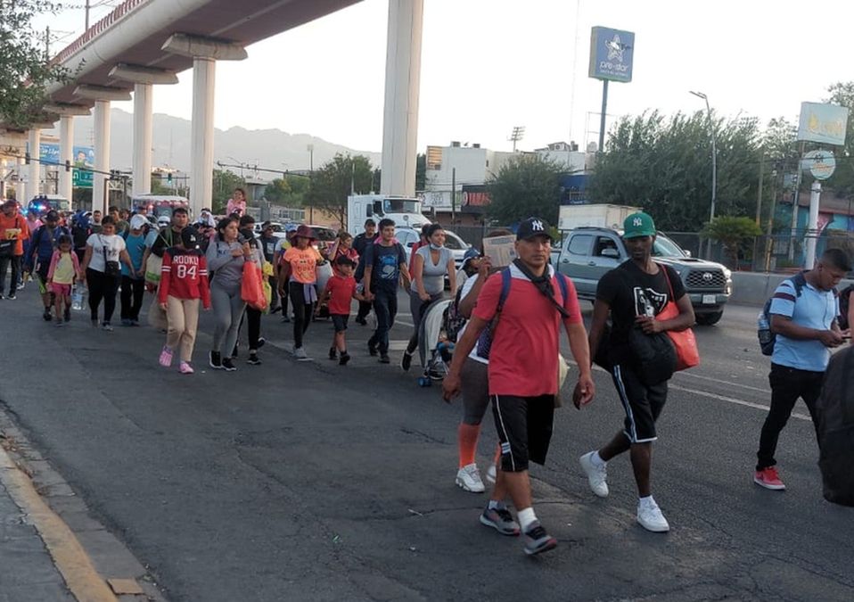 Segundo grupo de migrantes sale de la Central de Autobuses de Monterrey rumbo a Coahuila / Leyda Estrada