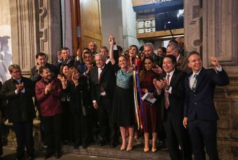 Claudia Sheinbaum recibe el bastón de mando de López Obrador / Araceli López.
