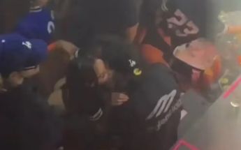 Peso Pluma es captado con una mujer que parce susurrarle al oído / Especial