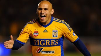 Humberto Suazo luciendo los colores de los Tigres de la UANL en el Apertura 2017 / Chat GPT