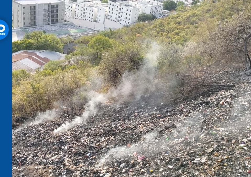 Vecinos de la colonia Alfonso Reyes en Monterrey regresan a sus casas tras sofocar incendio | Agustín Martínez