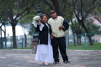 Parejas se casan en la Explanada de los Héroes en Monterrey. | Jorge López