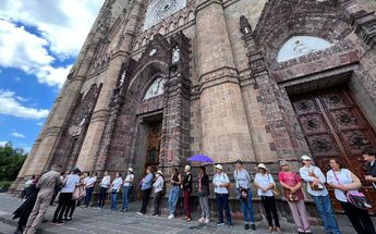 Contingente de personas católicas al exterior del Templo Expiatorio / Eliuth Arce