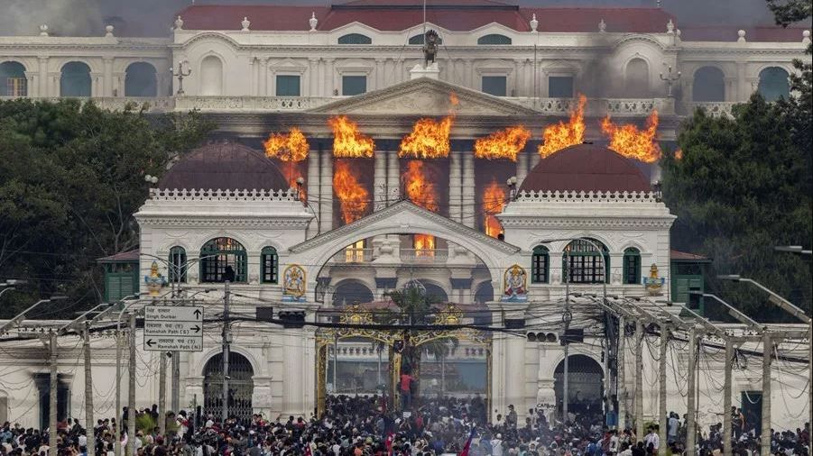 Manifestantes irrumpieron en parlamento de Nepal y lo incendiaron. | Fotografía: EPA