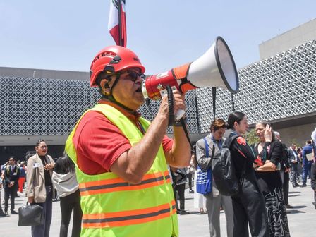 Personal de Protección Civil utiliza megáfonos para informar a toda la población sobre el avance del protocolo de sismos | Cuartoscuro