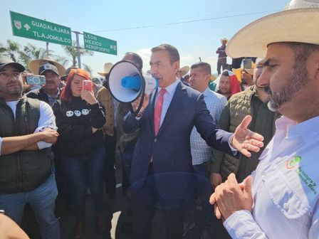 El secretario general de Jalisco pidió a los agricultores apoyar con la liberación de la vía. | Juan Carlos Munguía