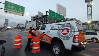 Autoridades trabajan para liberar la vialidad. | Agustín Martínez
