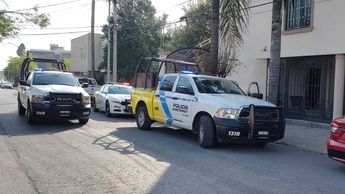 La Policía de Monterrey se dio cita en el lugar para tomar declaraciones a las personas afectadas. | Agustín Martínez