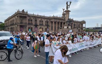 Marchan para exigir aire limpio en NL | Kevin Recio