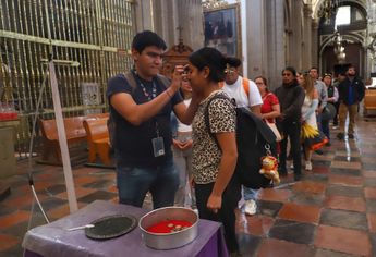 Los fieles también pudieron colocarse ellos mismos la ceniza a cambio de una cooperación voluntaria / Melanie Torres