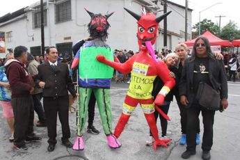 Asistentes a la quema de Judas en la colonia Obrerista. | Leonel Rocha